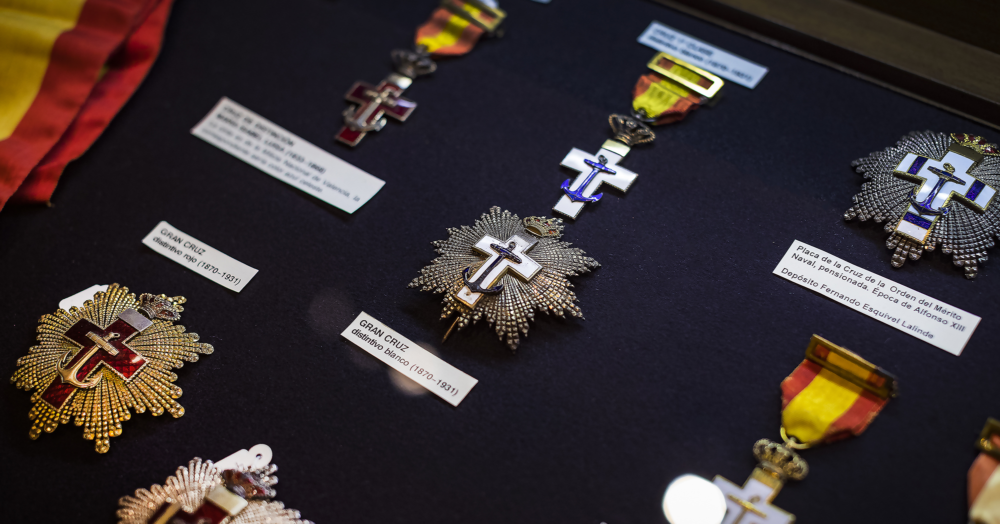 Las insignias militares metalicas más importantes de España en el Museo Naval